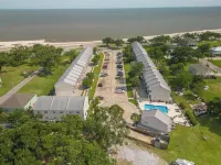 Gulfviews, short walk to Beaches w Pool sleeps 4