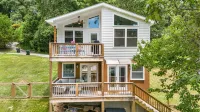 Urban Charmer Near Waterfalls & Wineries w/Fenced Yard- 6 min to Hendersonville Hotel in zona Jaymar Travel Park