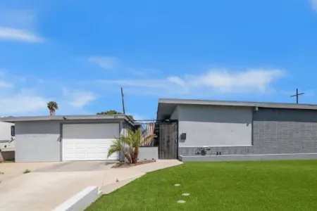 Roost n’ Relax - A/C, near the Beach, firepit Отели в г. Чула-Виста