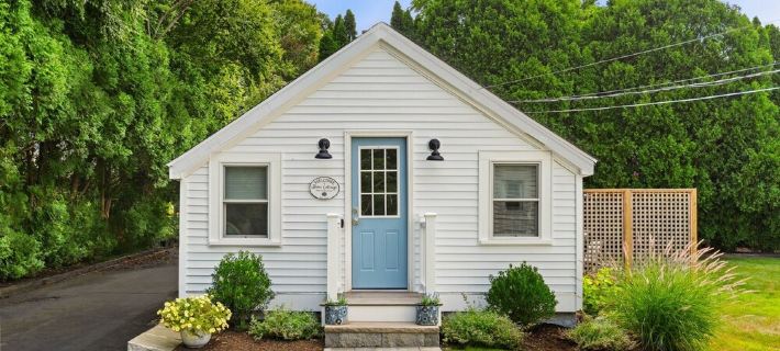 Shore Cottage - Coastal gem, a traveler favorite! Outdoor patio, central AC. Hotels in Gloucester