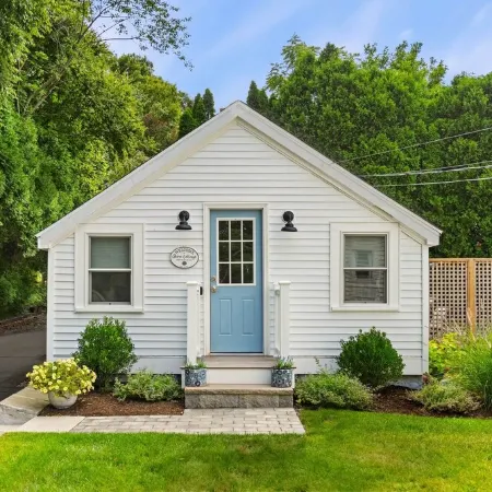 Shore Cottage - Coastal gem, a traveler favorite! Outdoor patio, central AC.