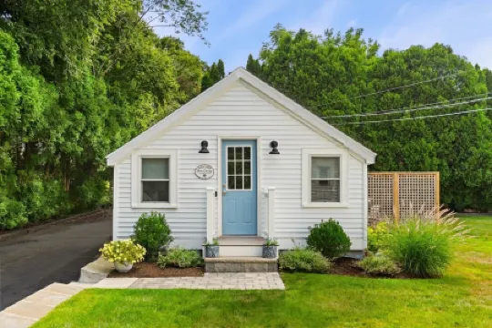 Shore Cottage - Coastal gem, a traveler favorite! Outdoor patio, central AC.