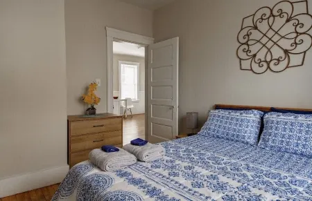 Large 3BR APT w/ enclosed front porch Close to Polar Park, palladium, WPI, DCU Отели рядом с достопримечательностью «Lambda Chi Alpha»