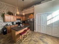 The Nest at Main Street Suites: Unique Apt in historic downtown Van Buren, AR