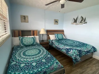 Newly Renovated Bay Shores Yacht & Tennis Club, Stunning Views, Beach Steps Away Hotels in Redington Shores