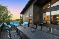Brand New 2023 Cabin: Luxury Meets Nature – Sleeps 14, Views & Modern Amenities!