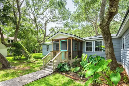 Folly Jungle Hideaway w/ Hot Tub! Отели рядом с достопримечательностью «Фоли Бич»