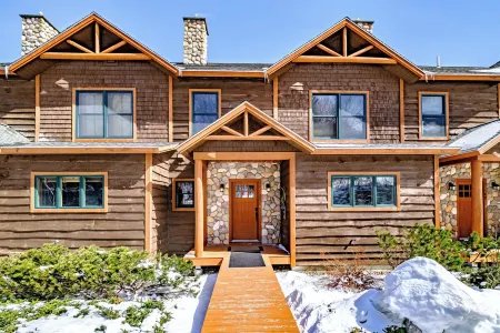 Slopeside on Tempest Trail – Ski-in/Ski-Out Luxury at Sunday River Отели в г. Ньюри