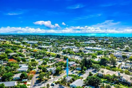 2 BD Delray Beach Cottage walk to Atlantic Ave & the beach