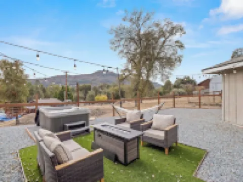 Hot Tub, King Bed, Coffee Bar - Walk to town!