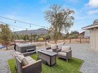 Hot Tub, King Bed, Coffee Bar - Walk to town!