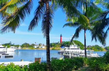 PoshPadz -Seaside Bliss-Lake Views-Tennis-BBQ-Walk to Jupiter Beach Luxury Condo