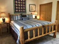 IN SUNRIVER-Beautiful, remodeled, 3BR/3BA, HotTub, 8SHARC Passes, Pets OK