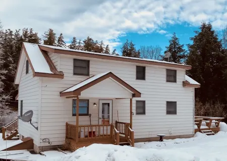 Cozy Upstate Adirondack Cottage Getaway
