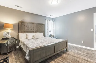 A Real Southern Charm- Dog Friendly- less than 3 miles to Carolina Beach
