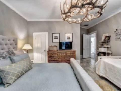 King St Retreat- Pvt Pool, Bball, Ping Pong, Pets OK スワニーのホテル