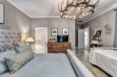 King St Retreat- Pvt Pool, Bball, Ping Pong, Pets OK