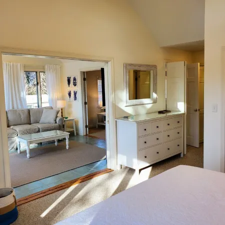 Spacious, private cottage just a few minutes walk to Ridgevale Beach!