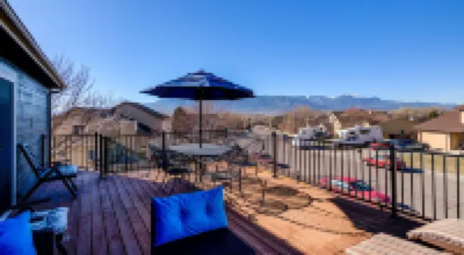 Spacious Modern Gorgeous Mountain Views Fort Carson Fire Pit!