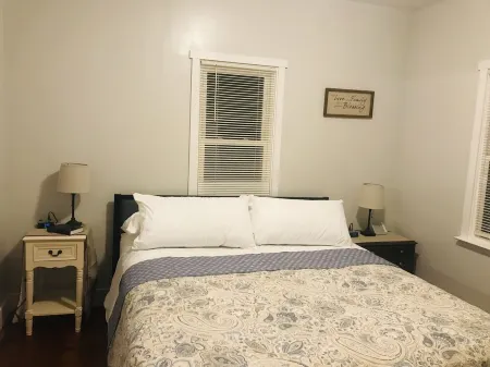 CLOSE TO ARK, SPARKLING CLEAN, BIG FAMILIES, CABLE, KING BED, BACK YARD