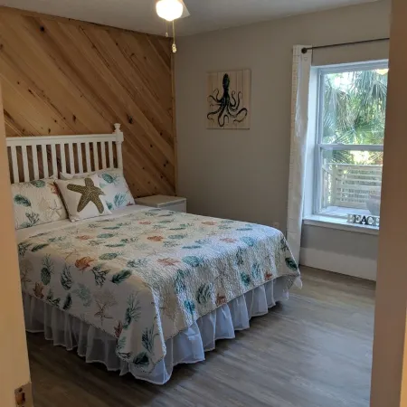 1ST STREET II BEACH HOUSE, UPDATED DOG FRIENDLY  FENCED IN YARD 1 BLOCK TO BEACH