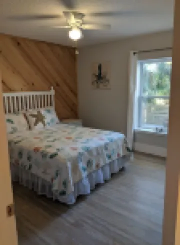 1ST STREET II BEACH HOUSE, UPDATED DOG FRIENDLY  FENCED IN YARD 1 BLOCK TO BEACH
