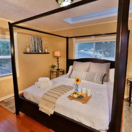 12 Min Walk To Downtown. 5 Min Walk To Whitman. Surrounded By 2 Beautiful Parks.