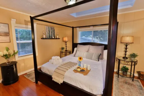 12 Min Walk To Downtown. 5 Min Walk To Whitman. Surrounded By 2 Beautiful Parks.