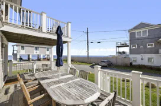 Panoramic Ocean View, 5 BR, Central Air, 10 minute walk to Scarborough Beach Hotels in Narragansett
