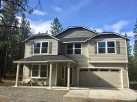Magnificent Creater Road Retreat with 6 bedrooms and 3 bathroom on 1.2 acres. Hotels in Deschutes River Woods