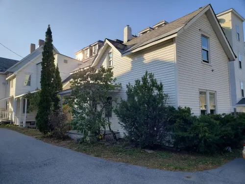 Modern Carriage house 2 blocks from Church Street