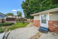 Lake Grove Cottage: 1 min walk to the Strip! Hotels near Fascination