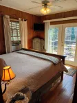 Romantic Mountain Getaway- One Mile From Downtown Black Mountain, NC