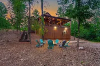 Great family cabin! Huge deck! Creek! Mini cabin! Lots of amenities!