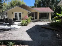 Light filled walk to bay 1 King BR,1 BA private cottage by the Ringling Museum Hotels near Ringling College of Art and Design