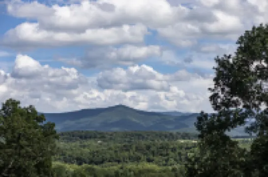 3-bedroom cabin with BEAUTIFUL views - 28 minutes from Shenandoah National Park