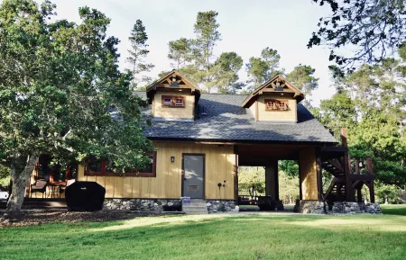 Lovely Cottage just above Moonstone Beach in the Pines and Oak Trees. Отели рядом с достопримечательностью «Cambria, California»