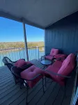 Roomy 4 bedroom 4 bathroom house on a 5 acre pond less than a mile from Texoma