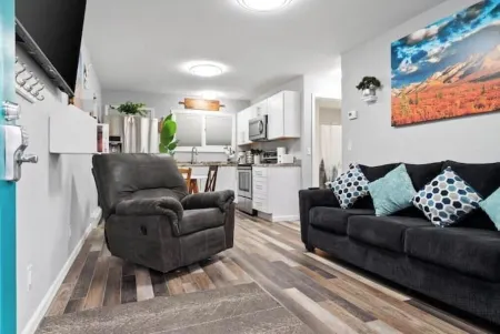 Lovely 1 bedroom unit, centrally-located [3] Отели рядом со станцией Анкорд Депо