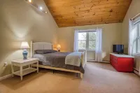 Summer Retreat in the White Mountains; Private Lakes & Hiking. Hotels near Cranmore Mountain Resort