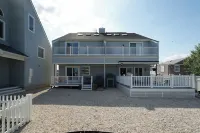 Prime location beach stay! Fully updated, just steps to all you need! Sleeps 10+ - 3-Star