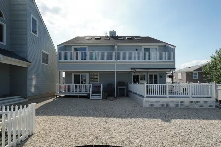 Prime location beach stay! Fully updated, just steps to all you need! Sleeps 10+