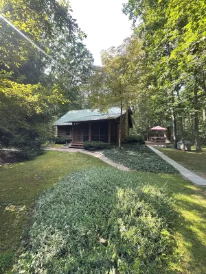Secluded Log Cabin with trail to North Point County Park to the beach.