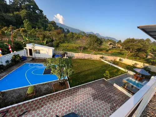 Villa De’Corrinna Отели в г. Pamijahan