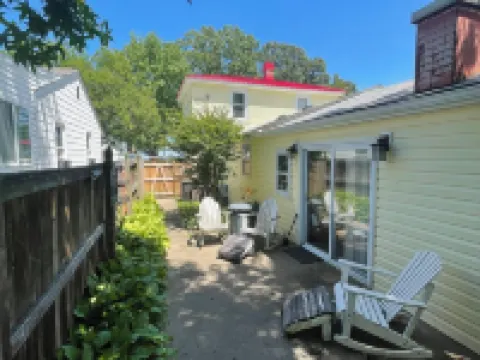 Charming 4-bedroom, 2-bath cottage, dog friendly, AC, WiFi, 1 block to beach Hotels in Colonial Beach