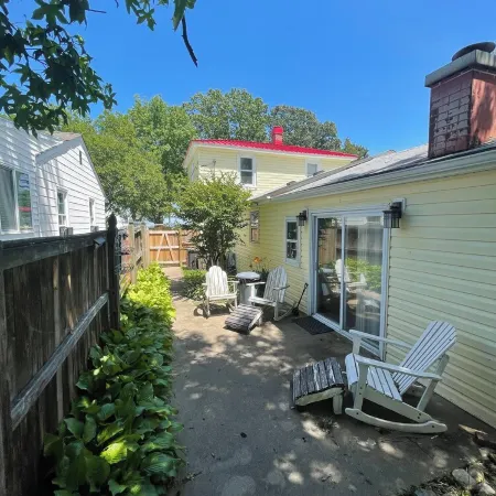 Charming 4-bedroom, 2-bath cottage, dog friendly, AC, WiFi, 1 block to beach