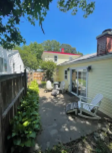 Charming 4-bedroom, 2-bath cottage, dog friendly, AC, WiFi, 1 block to beach