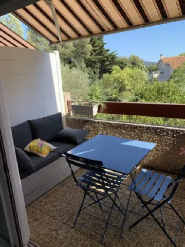 T2 Bord de mer Résidence Privée Parking , Grand Jardin .plage 6mns à Pied Hotels in Saint-Cyr-sur-Mer