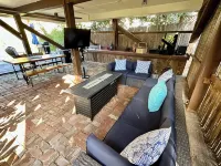 River Haven: Hot Tub, Outdoor Lounge, Walk to Beach
