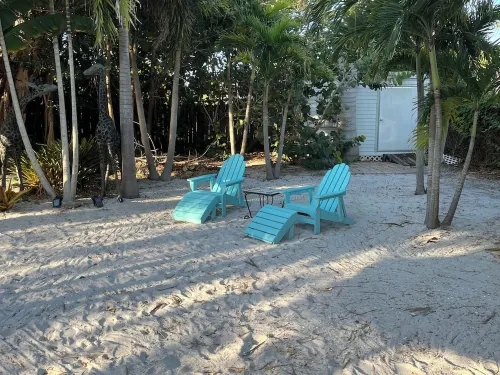 Charming Dog-Friendly, Tropical Backyard. 1 Queen, 1 Full, 2 Twin Beds, 2 Baths - 3-Star